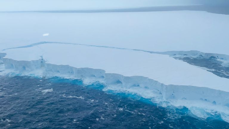 SN Stills dari gunung es terbesar di dunia dengan nama kode A23A yang dikunjungi oleh Tom Clarke, sekitar 50 mil dari pulau kecil Georgia Selatan. Tidak ada kredit yang diperlukan