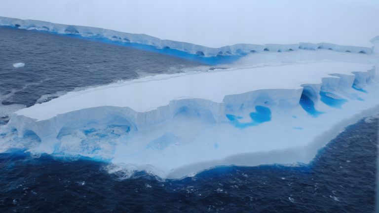 SNILTS SNI du plus grand iceberg du monde a nommé A23A visité par Tom Clarke, à environ 80 kilomètres de la petite île de Géorgie du Sud. Aucun crédit nécessaire