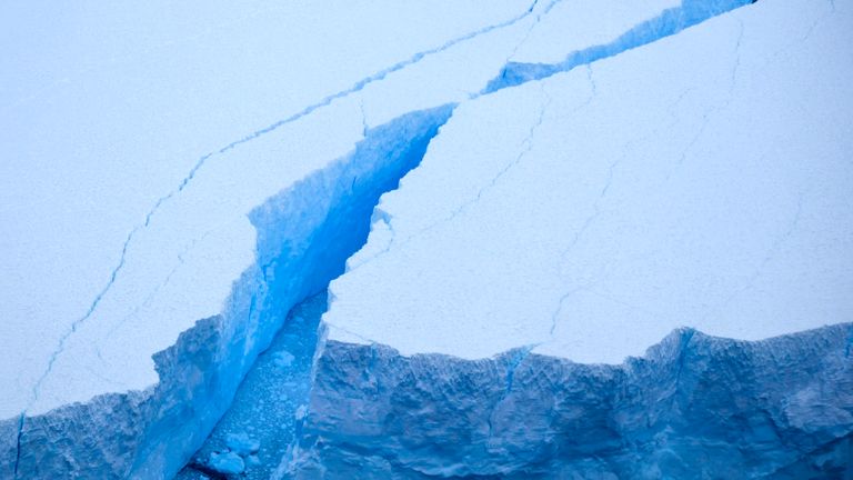 SNILTS SNI du plus grand iceberg du monde a nommé A23A visité par Tom Clarke, à environ 80 kilomètres de la petite île de Géorgie du Sud. Aucun crédit nécessaire