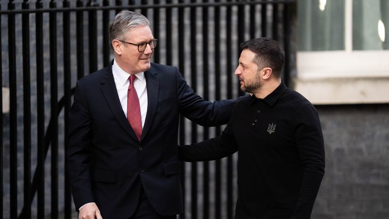 El primer ministro Sir Keir Starmer da la bienvenida al presidente ucraniano Volodymyr Zelensky a 10 Downing Street, Londres, para una reunión bilateral para discutir el apoyo del Reino Unido a Ucrania. Fecha de imagen: sábado 1 de marzo de 2025.