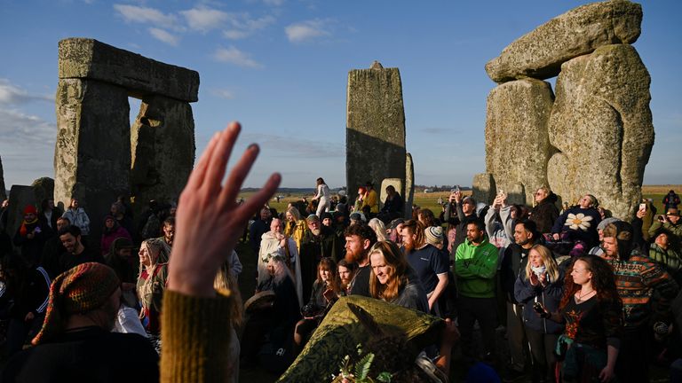 Biesiadnicy biorą udział w wiosennych obchodach równonocy w Stonehenge Stone Circle