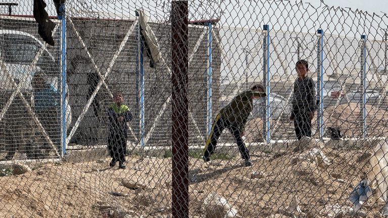 Les enfants jetant des pierres sur les troupes et nous