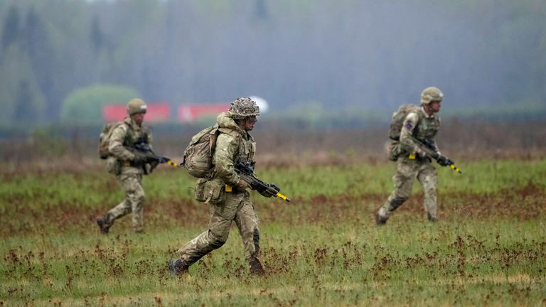 Los paracaidistas del Reino Unido y los Estados Unidos participan en un rápido ejercicio militar de respuesta cerca de Nurmsi. Picta del archivo: Reuters