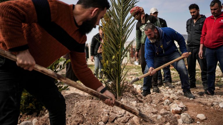 09 mars 2025, Syrie, Hama: les combattants syriens et les civils enterrent un membre des forces de sécurité syriennes lors de ses funérailles dans la province de Hama, après que lui et 11 autres collègues ont été tués dans une embuscade par des groupes fidèles au président évincé Bashar al-Assad à Latenta. Les combats en Syrie entre les forces gouvernementales et les insurgés fidèles au président déchu Bashar al-Assad ont mis plus de 1 000 morts des deux côtés, dans la violence la plus meurtrière du pays déchiré par la guerre en mois. Photo de: Moawia Atrash / P