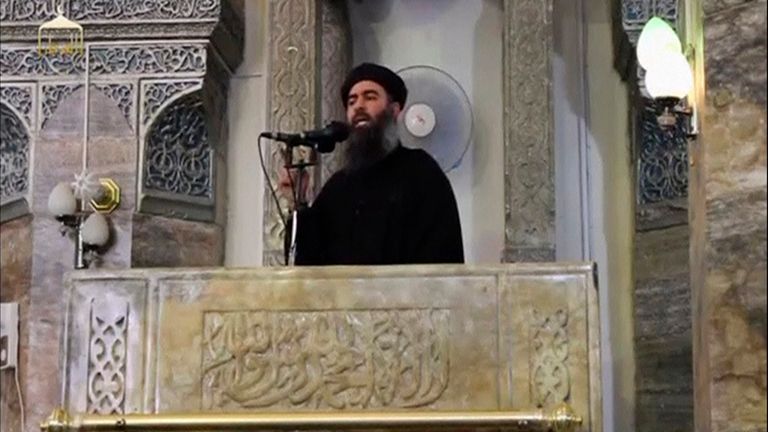 O zaman-Lider Abu Bakr al Bağdat, 2014'te Caminin Minberinden Vaazlar. Pic: Reuters