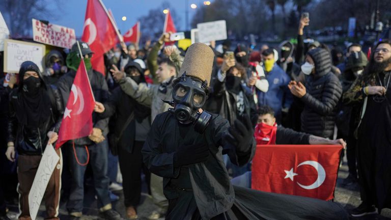 Protesters face off riot policemen during a protest after Istanbul's Mayor Ekrem Imamoglu was arrested and sent to prison, in Istanbul, Turkey, Sunday, March 23, 2025. (AP Photo/Francisco Seco)