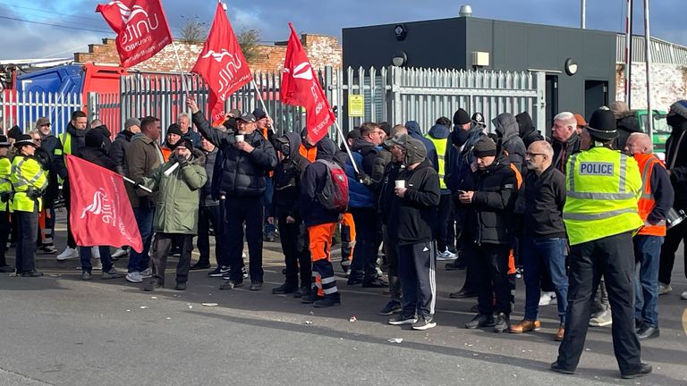 Policjanci pod ręką jako członkowie Unite idą na linię pikiet w Birmingham City Council's Council Depot w Tyseley, Birmingham. Prawie 400 pracowników rady w Birmingham wyszło na czas nieokreślony w ramach rosnącego sporu o pracę i zapłatę. Związek Unite ostrzegł, że zakłócenia bin w mieście może się rozwinąć na lato po tym, jak odmawiają pracownicy głosowi za przedłużeniem mandatu strajkowego w stosunku do użytku przez Radę Pracy tymczasowej, aby 