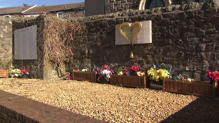 Un pequeño jardín conmemorativo se sienta detrás de la biblioteca