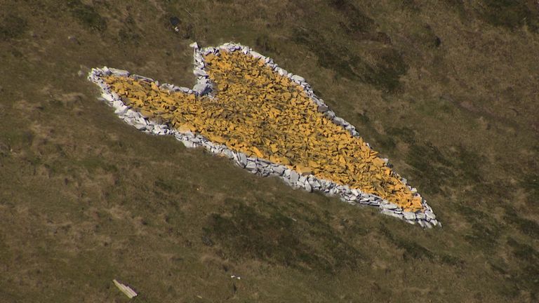 Sur le côté de Bwlch Mountain, un énorme cœur de pierre a été construit par des habitants qui ont perdu des êtres chers à Covid-19