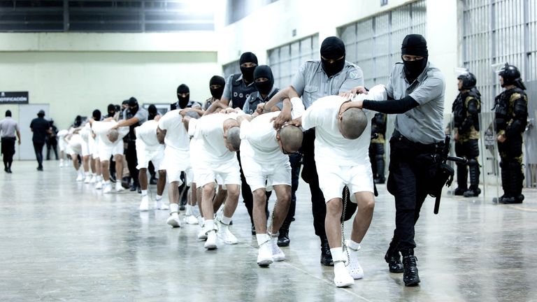 Salvadoran police officers accompany suspected members of the Venezuelan gang Tren de Aragua who were recently deported by the US government to jail in the Salvadoran government (Cecot) in prison, as part of an agreement with the Salvadoran government, in this, in this. 2025, male Redends Redags Redede Attention Readse Reuter - This image was provided by a third party. No resale. No archives