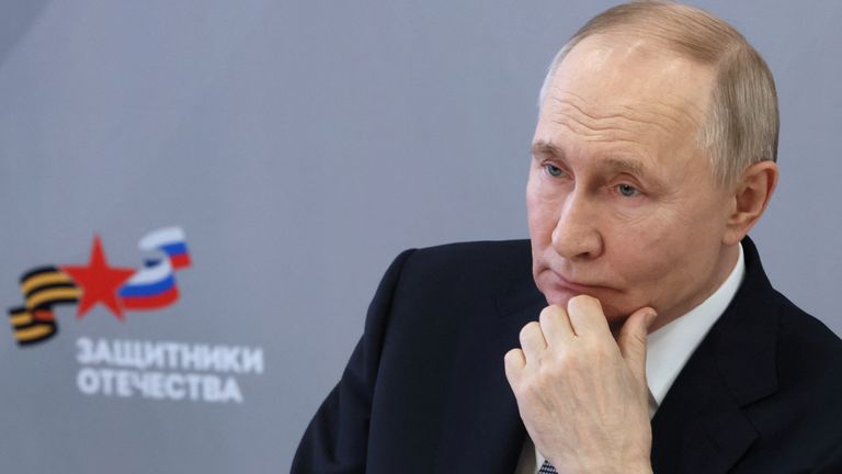 Vladimir Putin bertemu dengan karyawan dan bangsal para pembela Tanah Air.  PIC: Sputnik/Reuters