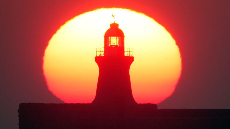 Słońce wznosi się nad South Shields Lighthouse u ujścia Tyne rano wiosennego równonocy. Zdjęcie: Pa