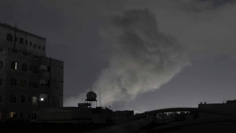 Dym wznosi się z miejsca, w którym podobno uderzono przez amerykańskie naloty. PIC: AP 