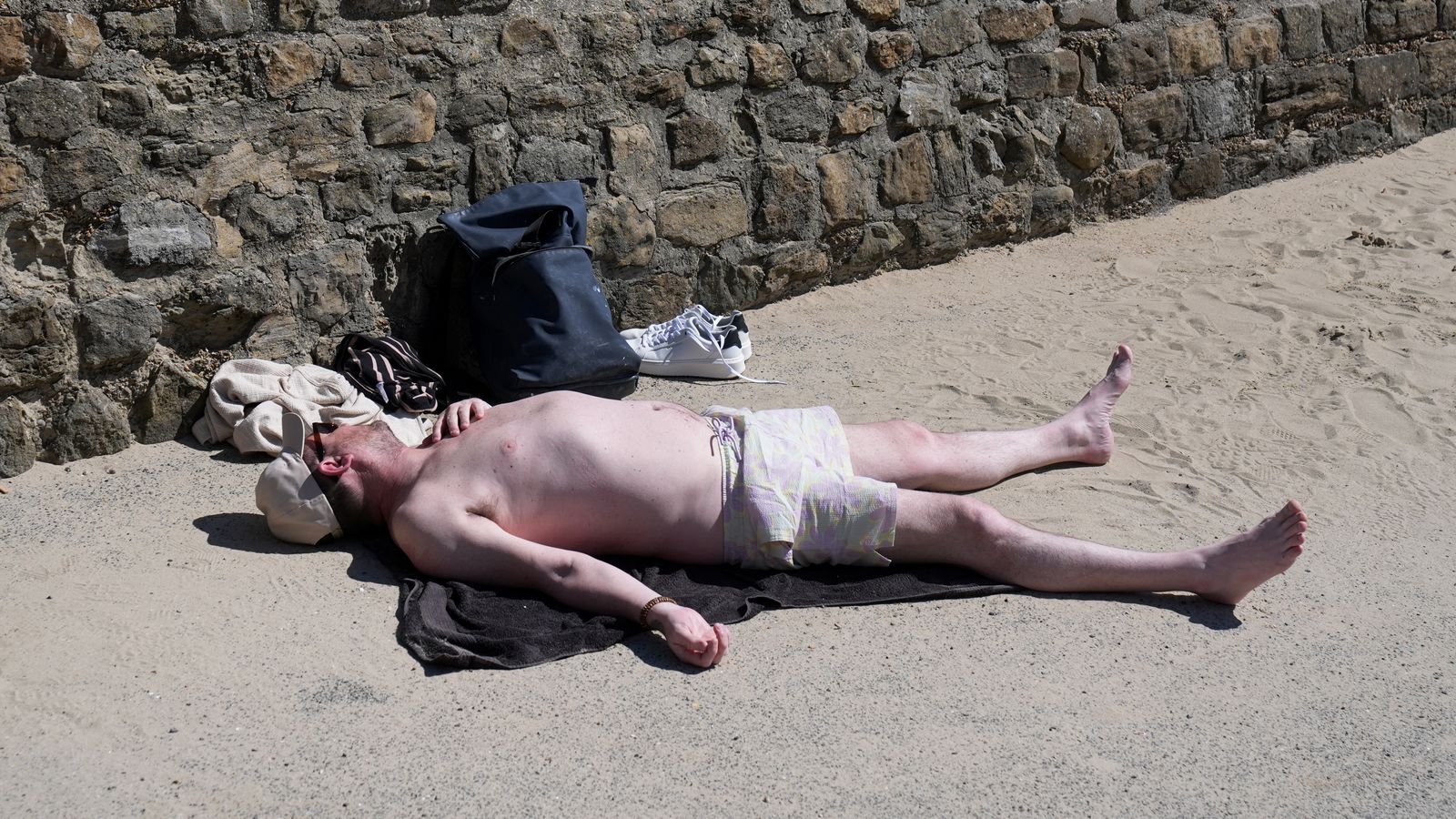 UK weather latest: Britons braced for hottest day of the year - with chance record could be broken