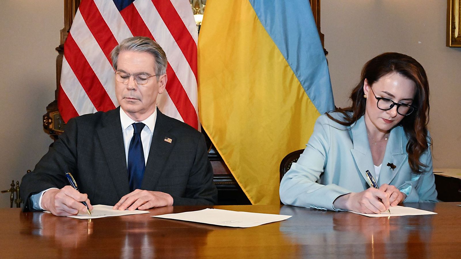 US and Ukraine sign deal to establish investment fund