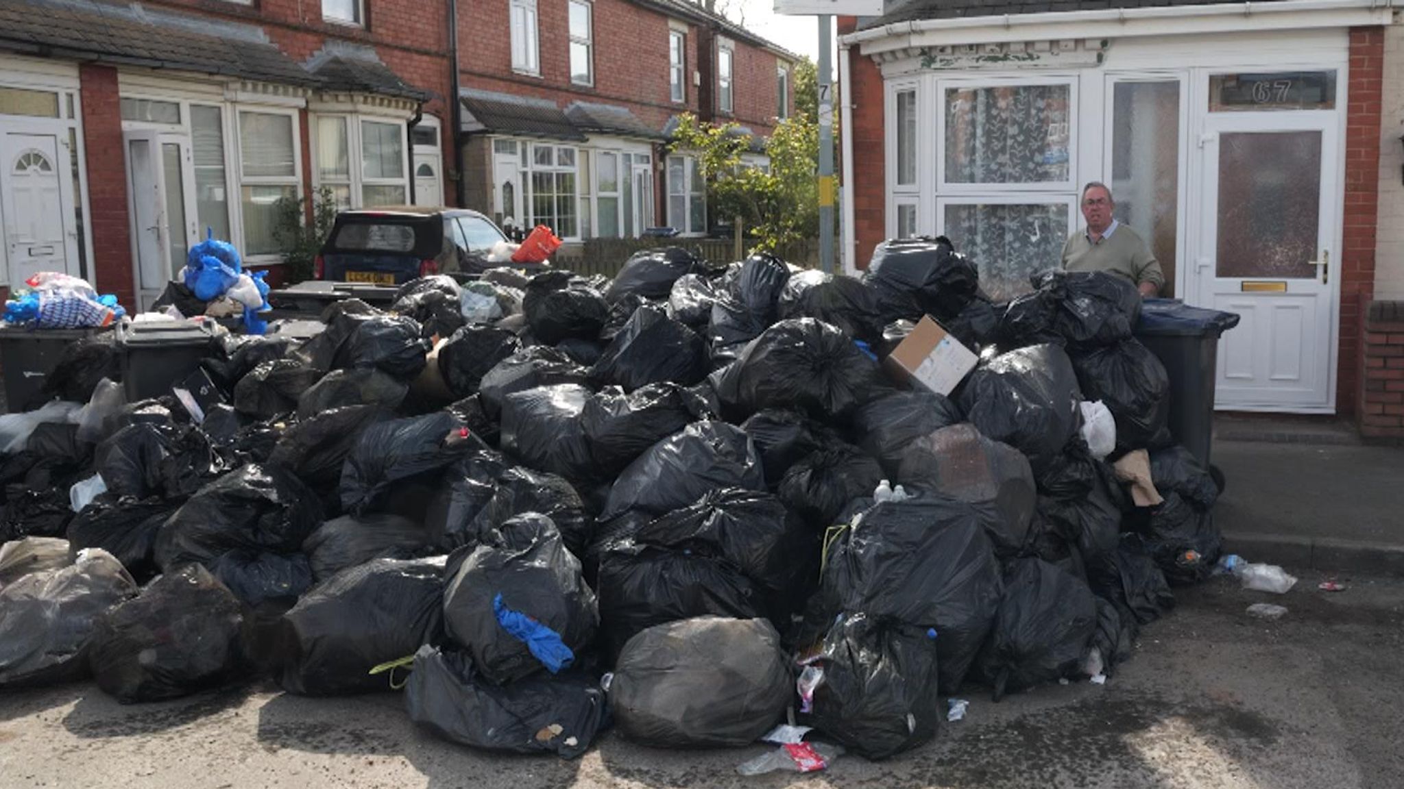 No resolution' after 'intensive talks' over Birmingham bin strikes - as Labour councillor quits | UK News | Sky News