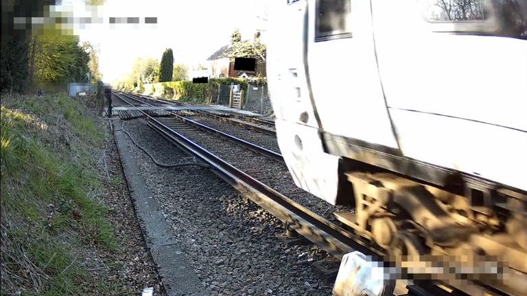 Nastolatek odskoczył, gdy tylko zauważył przychodzący pociąg. Zdjęcie: National Rail