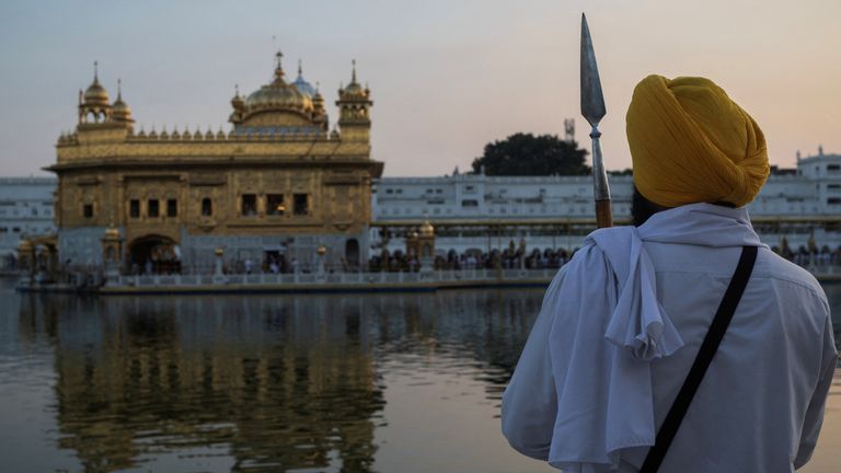 A Sikh volunteer stands guard inside the holy Sikh shrine of Golden temple in Amritsar, in the northern state of Punjab, India, September 20, 2023. REUTERS/Adnan Abidi
