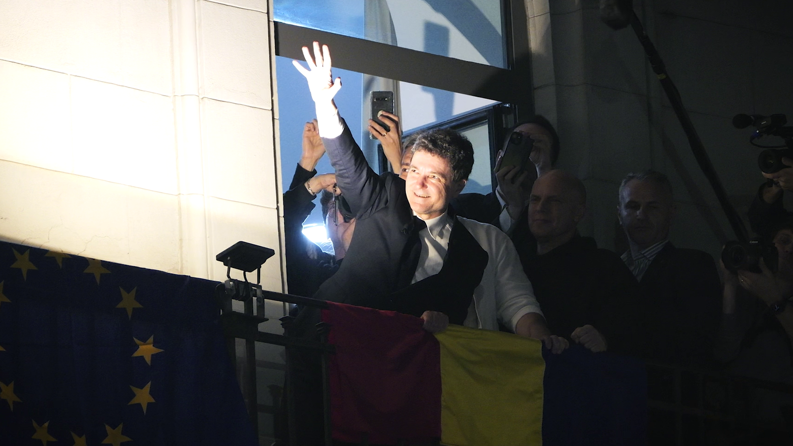 Новият президент на Румъния Никосур Дан най-накрая изглежда, че се радва на живот след кампания, пълна с злоба и дивизия 