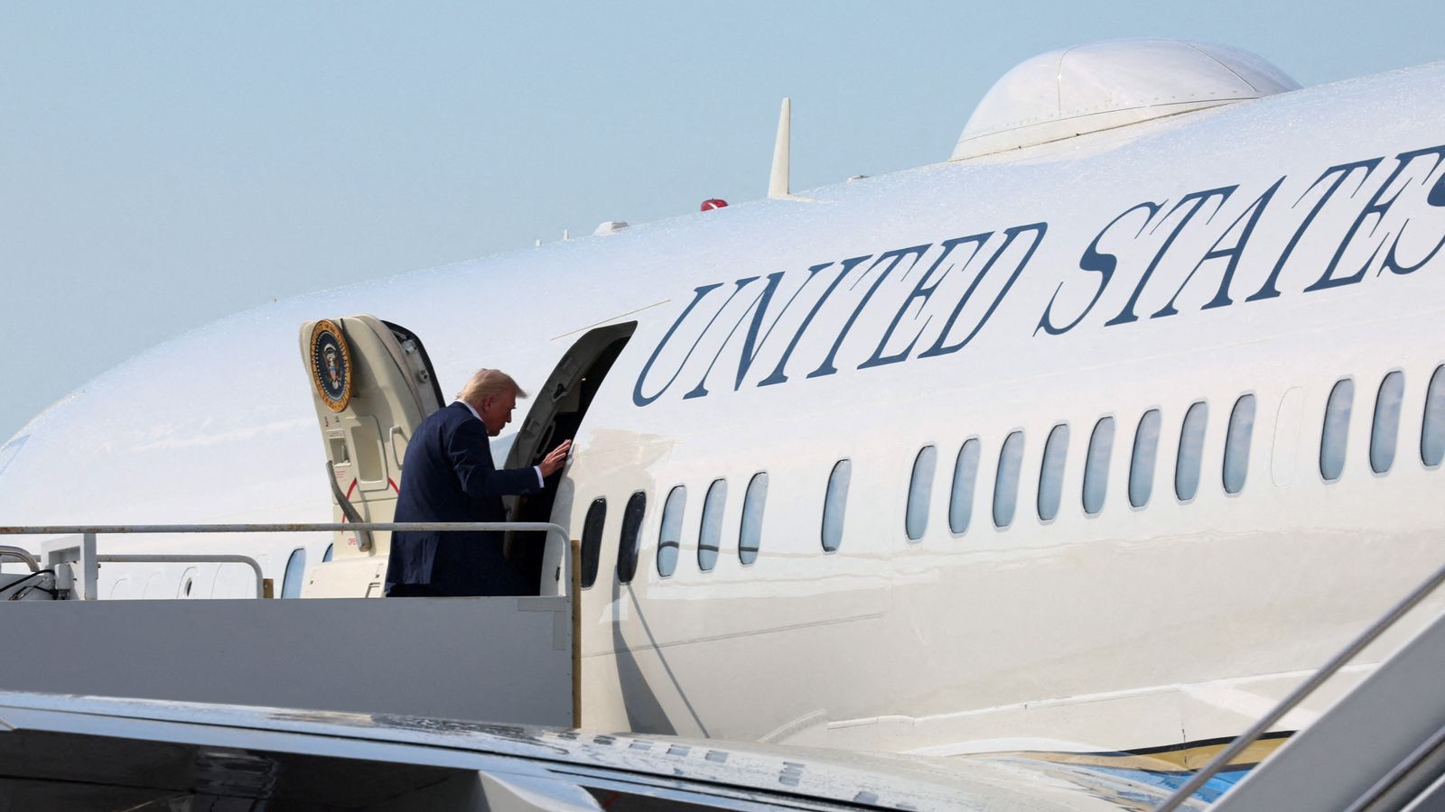 Donald Trump defends prospect of Air Force One replacement gift from Qatar as a 'very transparent deal'