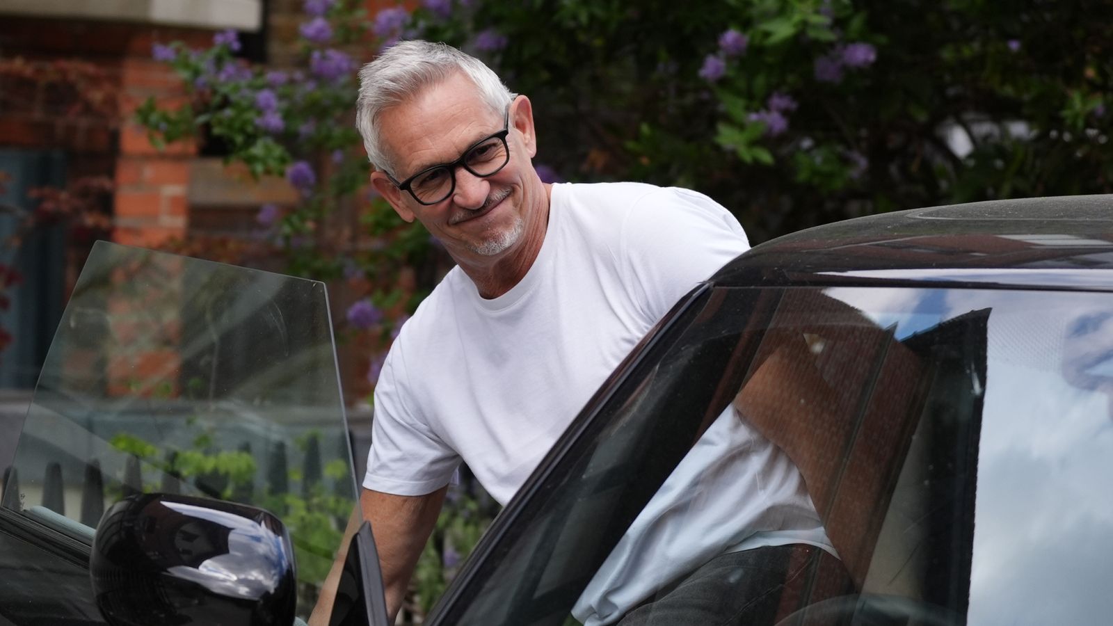 BBC може да диша по-лесно, че изпадането от социалните медии на Lineker няма да се приземи на вратата си 
