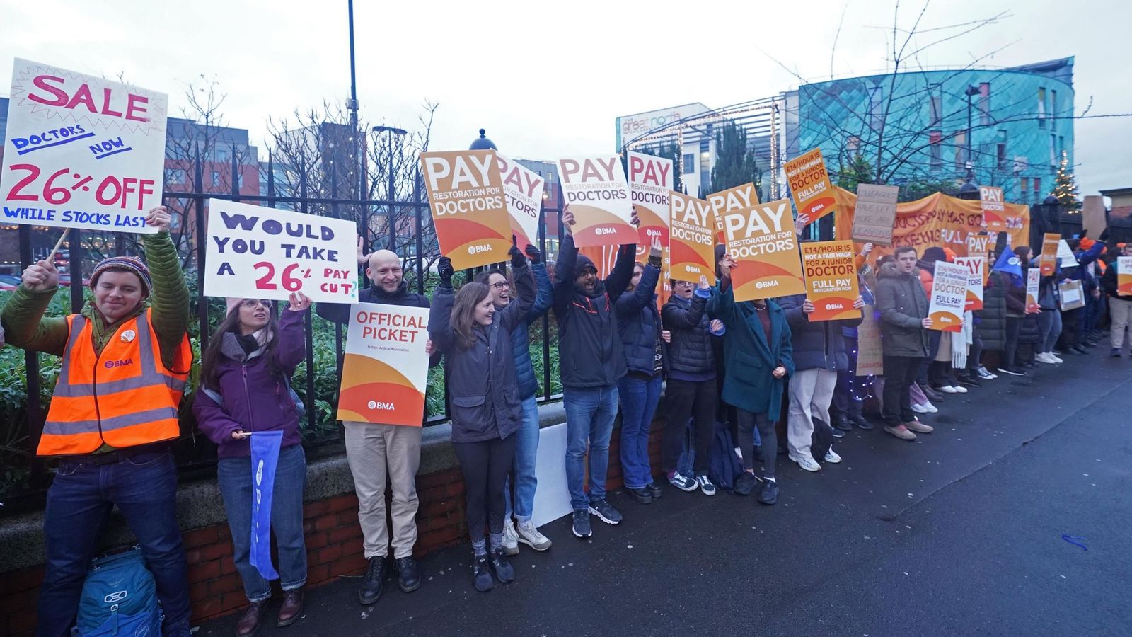 Doctors and teachers offered 4% pay rise in England and Wales