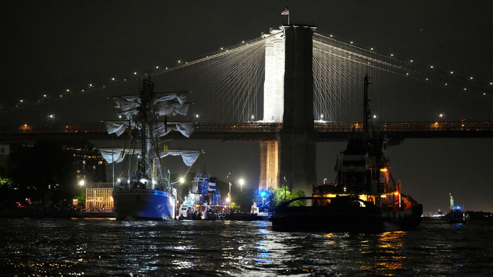 Mexican Navy Sailing Ship Crashes Into Brooklyn Bridge, Dozens Injured Mexican navy ship crashes into New York's Brooklyn Bridge - two dead
