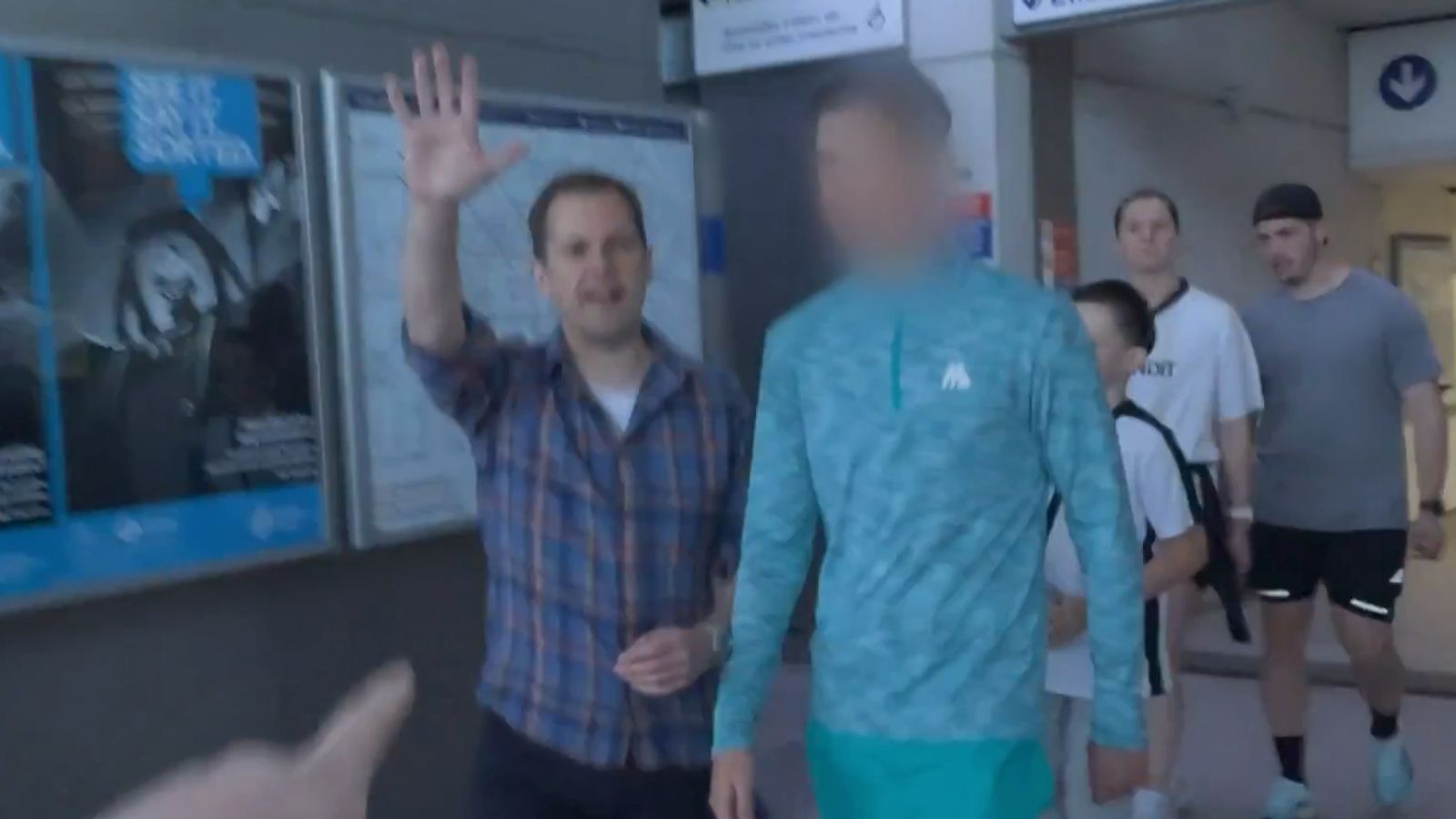 Tube Fare Dodgers и Robert Jenrick Clash в Stratford Station - Докато ги гони на бариери за видео в социалните медии 