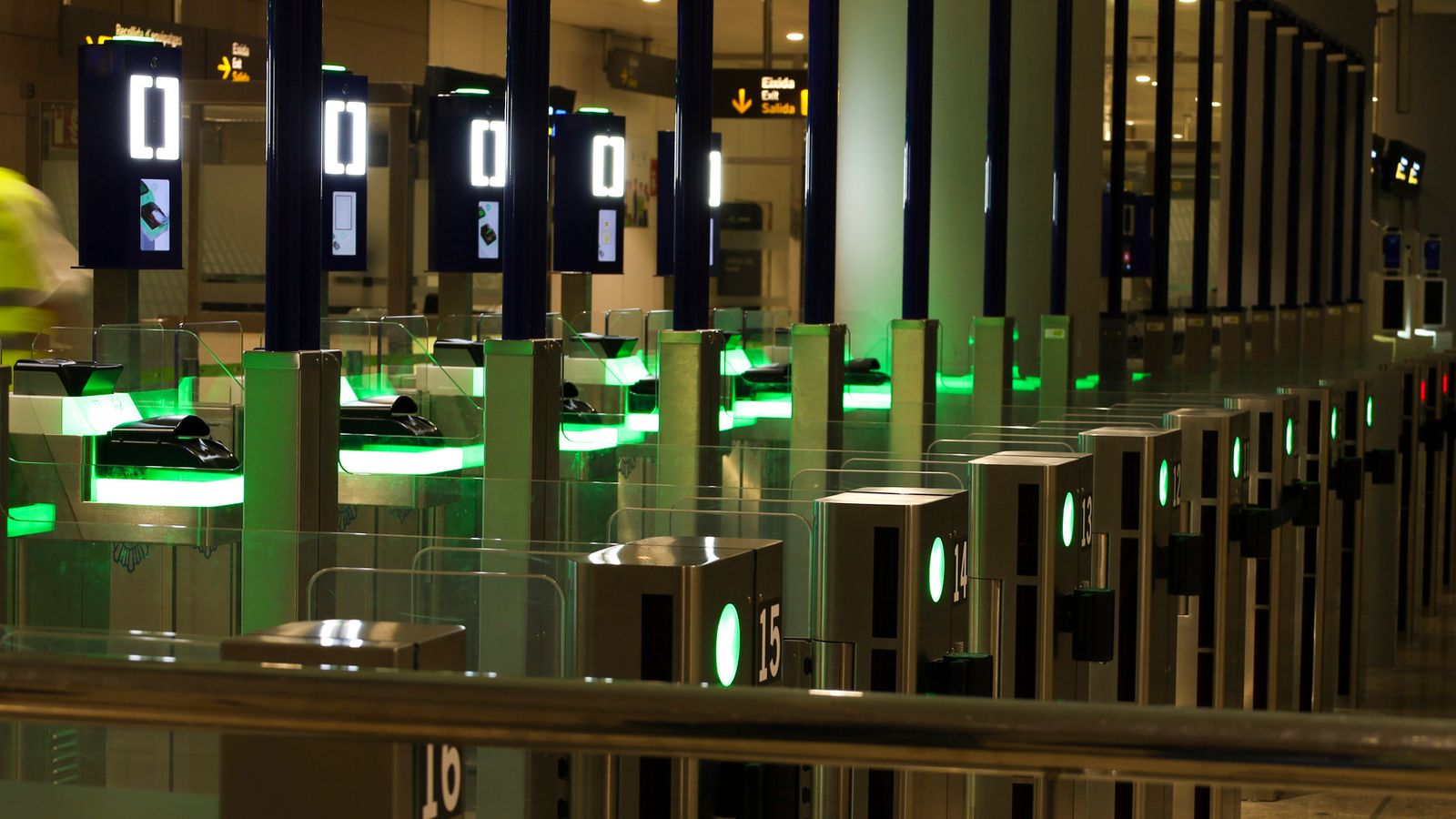 Use of eGates by British holidaymakers in EU still not guaranteed, minister suggests