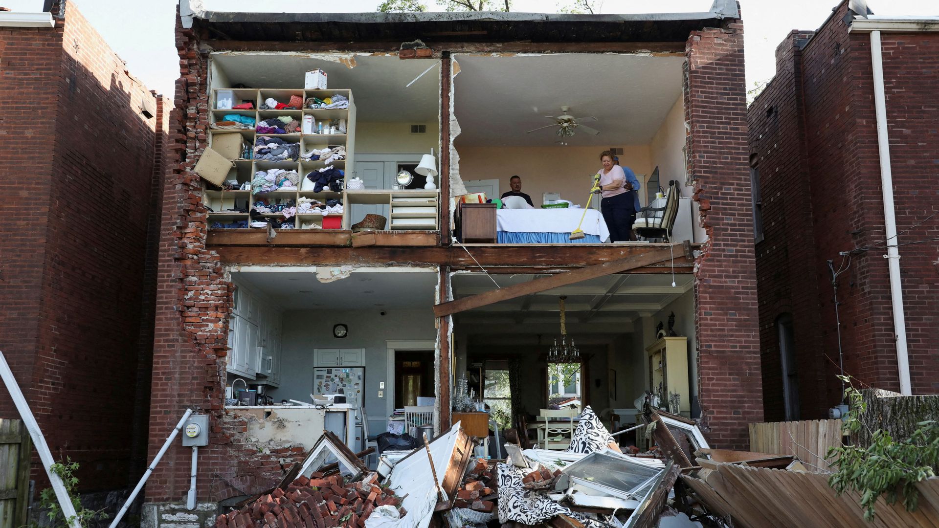 “Víctimas masivas” fue declarado un tornado golpeado a Kentucky y Missouri