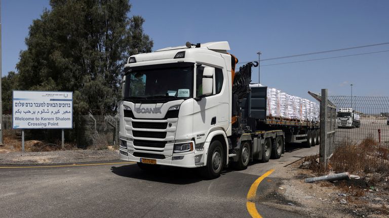 Yardım taşıyan kamyonlar, Gazze'ye, Kerem Shalom Crossing'de, geçişin İsrail tarafında, 19 Mayıs 2025 Reuters/Ronen Zvulun TPX Günün Görüntüleri