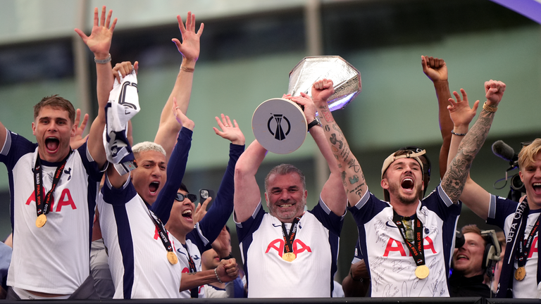 Tottenham Hotspur baş antrenörü Ange Postecoglou Europa Ligi kupasını kaldırdı.  Pic: PA