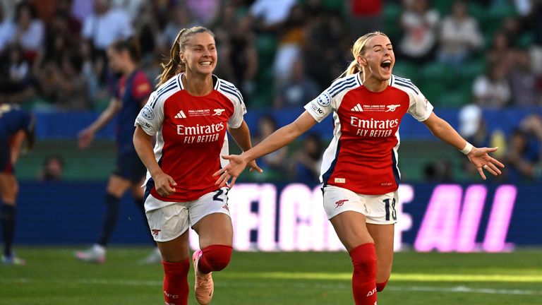 Arsenal'den Chloe Kelly (sağda) Şampiyonlar Ligi zaferini kutluyor. Pic: PA