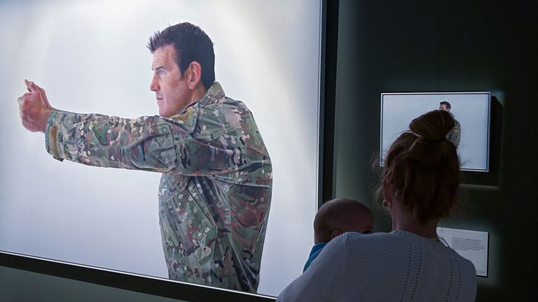 Canberra'daki Avustralya Savaş Anıtı'nda Ben Roberts-Smith'i içeren bir ekran. Pic: AP