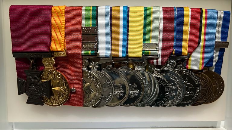 Victoria Cross ve diğer madalyalar Ben Roberts-Smith'e verildi. Pic: AP