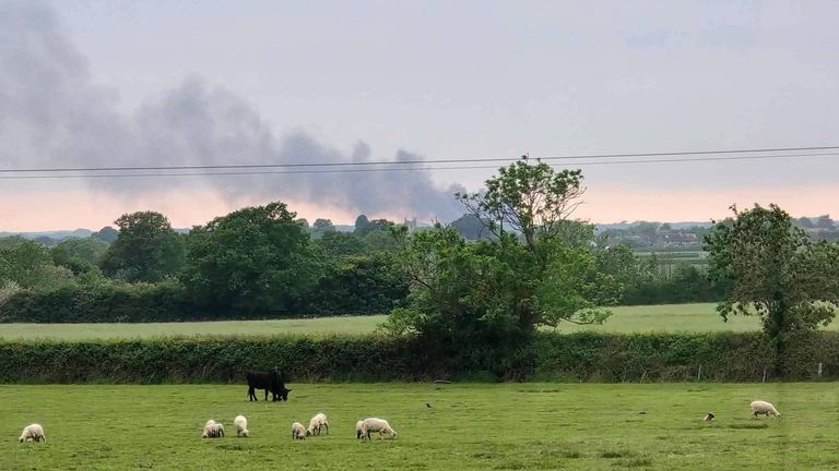 El humo en el fuego se puede ver desde la distancia. Imagen: Steph Gassor a través de PA