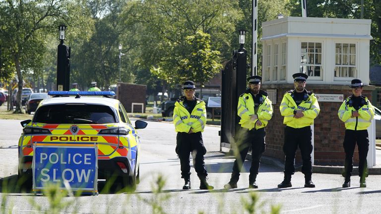 La policía está parada en el cordón cerca de la escena de Bicester Motion. Imagen: PA