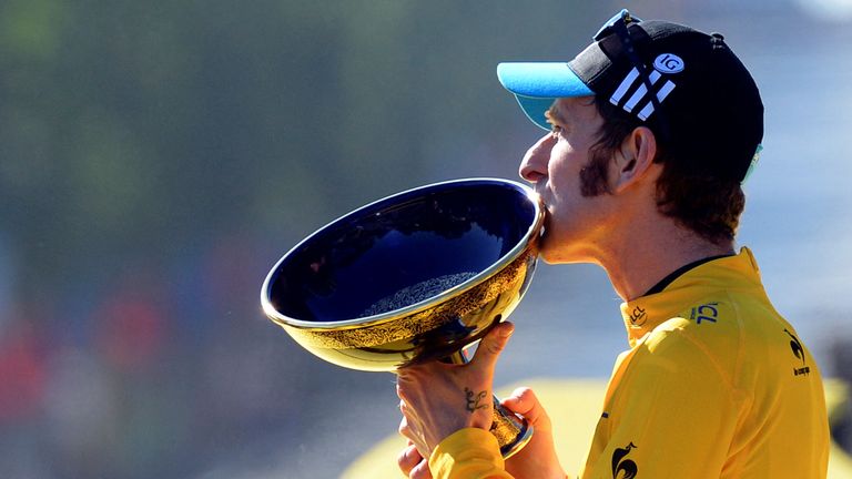 Dosya fotoğrafı: Sky Procycling Rider ve Lider'in sarı forması Bradley Wiggins, Rambouillet ve Paris, 22 Temmuz 2012 arasındaki 99. Tur De France bisiklet yarışının son 20. aşamasından sonra podyumdaki genel zaferini kutlarken kupayı öpüyor. Reuters/Jerome Prevost/Pool/Dosya Fotoğrafı
