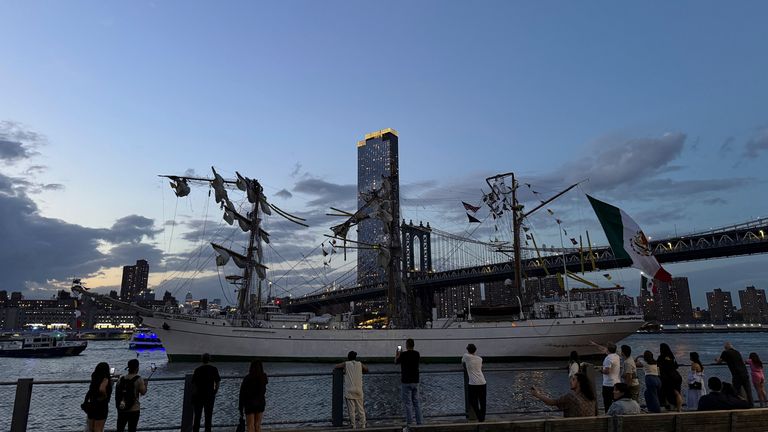 Los peatones que caminan por el Brooklyn Bridge Park miraban el barco de entrenamiento naval mexicano Cuauhtemoc sentado cerca del puente de Manhattan. Imagen: AP