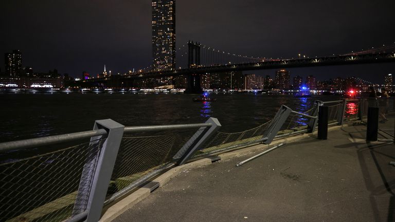 Las barandas de Brooklyn Bridge Park fueron dañadas. Imagen: AP
