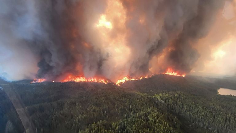 Sherridon, Manitoba, Kanada'da orman yangınları. Pic: AP