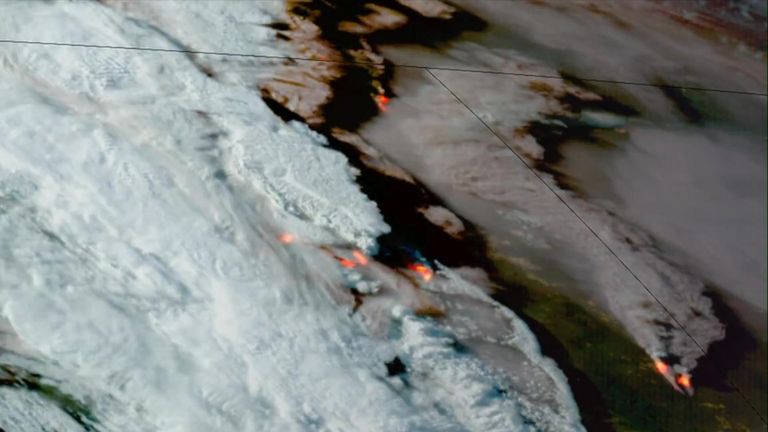 Hava görüntüleri Manitoba'da kontrol dışı orman yangını göstermektedir. Pic: David Monias, Storyful aracılığıyla