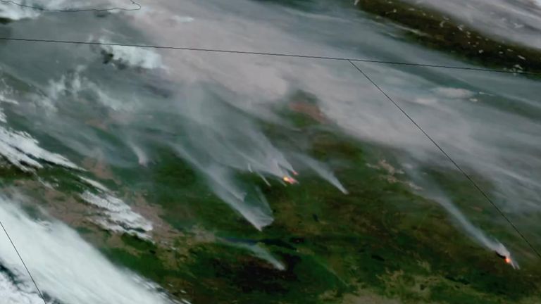 Hava görüntüleri Manitoba'da kontrol dışı orman yangını göstermektedir. Pic: David Monias, Storyful aracılığıyla