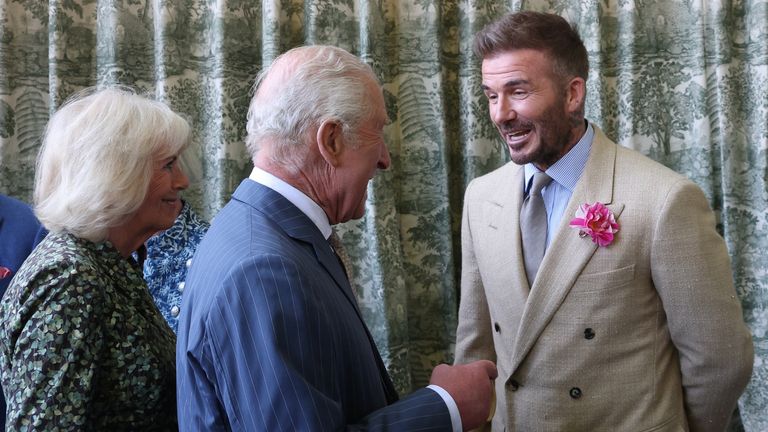David Beckham, Kraliyet Bahçecilik Derneği'nin patronu Kral III ve Kraliçe Camilla ile konuşurken David Austin Roses giyerken "Kralın gülü"RHS Chelsea Flower Show'u ziyaret ederken, Londra'daki Kraliyet Hastanesi Chelsea. Resim Tarihi: 19 Mayıs Pazartesi 2025. PA Fotoğraf. Bkz. PA Story Royal Chelsea. Fotoğraf kredisi okumalıdır: Toby Melville/PA Wire