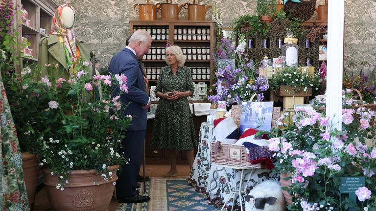 Krallık Bahçecilik Derneği'nin patronu Kral III. Charles ve Kraliçe Camilla, Londra'daki Kraliyet Hastanesi Chelsea'deki RHS Chelsea Çiçek Şovu'nu ziyaret sırasında Highgrove Mağazası'ndaki sergilere bakıyor. Resim Tarihi: 19 Mayıs 2025 Pazartesi. Toby Melville/PA
