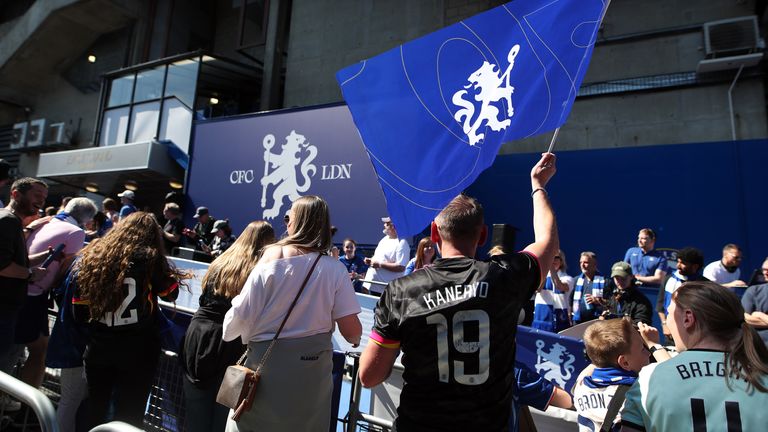 Londra Stamford Bridge'deki Barclays Kadın Süper Lig maçından önce Chelsea hayranlarının genel bir görünümü. Resim Tarihi: 10 Mayıs 2025 Cumartesi.