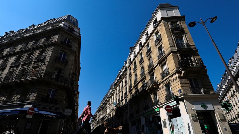 Bir kadın köpeğini Rue Pache Street'te yürüyor, maskeli bir çetenin 14 Mayıs 2025, Paris, Fransa'daki bir kripto işadamı kızını kaçırmaya çalıştığı yere yürüyor. Reuters/Gonzalo Fuentes