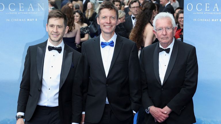 Reżyserzy Toby Nowlan, Colin Butfield i Keith Scholey biorą udział w pokazie Future Generations przed światową premierą dokumentu „Ocean With David Attenborough” w Londynie. Fot.: Reuters/Isabel Infantes