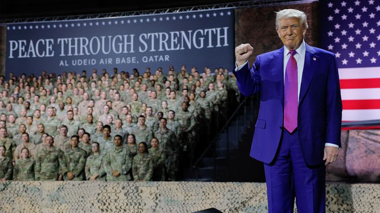 ABD Başkanı Donald Trump, 15 Mayıs 2025, Doha, Katar'daki Al Udeid Hava Üssü'ne yapılan bir ziyaret sırasında ABD birliklerine açıklamalar yaparken hareket ediyor. Reuters/Brian Snyder