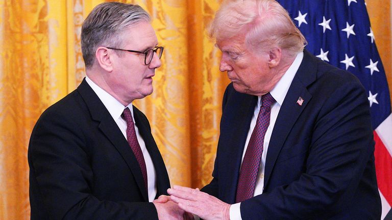 Премьер-министр Великобритании Кир Стармер и президент США Дональд Трамп пожимают друг другу руки во время совместной пресс-конференции в Восточной комнате Белого дома, 27 февраля 2025 года в Вашингтоне, округ Колумбия, США. Карл Корт/Пул через REUTERS